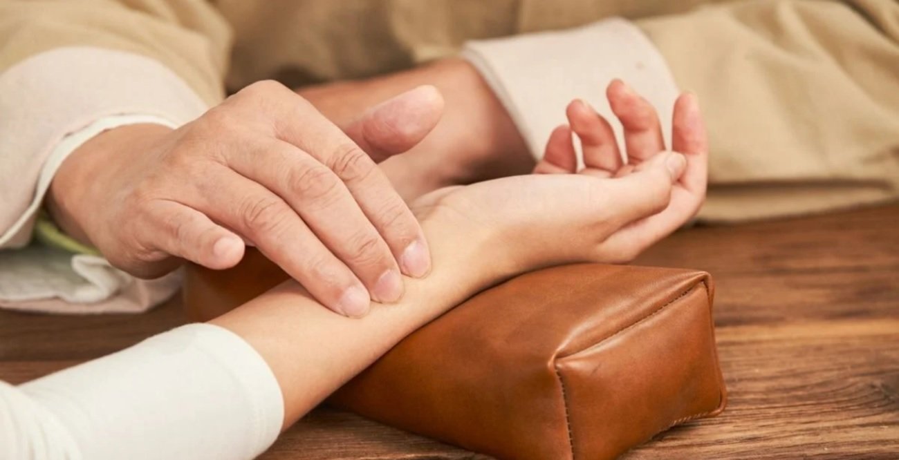 ડોકટરો પહેલા રોગો કેવી રીતે ઓળખતા હતા? આજે પરીક્ષણો પણ નિષ્ફળ જાય છે 2 ડોકટરો પહેલા રોગો કેવી રીતે ઓળખતા હતા? આજે પરીક્ષણો પણ નિષ્ફળ જાય છે https://www.pravinews.com/ajab-gajab/bina-test-ke-nadi-parikshan-se-kaise-pata-chalte-hai-rog-pulse-diagnosis-in-ayurveda-122291