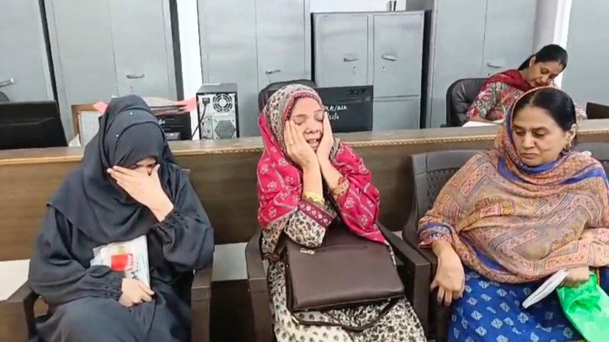 ભારત સરકારના આદેશ પર બુલંદશહરમાં કાર્યવાહી, ચાર પાકિસ્તાની મહિલાઓને પાકિસ્તાન મોકલી દેવામાં આવી https://www.pravinews.com/world-news-in-gujarati/bulandshahr-four-pakistani-women-were-sent-to-pakistan-after-central-government-order-122594