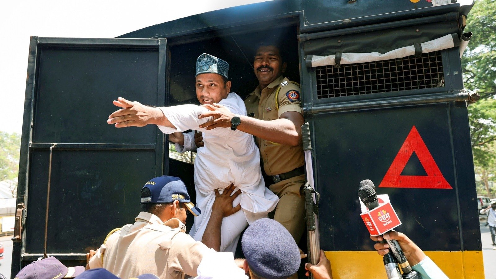 મુંબઈમાં બે જૂથો વચ્ચે અથડામણ, 9 સામે FIR, શિવસેનાએ બુલડોઝર કાર્યવાહીની કરી માંગ https://www.pravinews.com/world-news-in-gujarati/clash-between-two-groups-in-mumbai-fir-on-9-shiv-sena-demands-bulldozer-action-119499