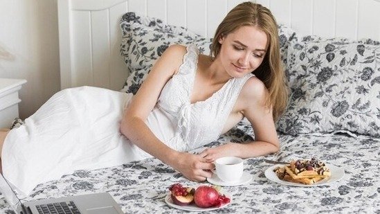 શું તમને પણ પથારી પર સુતા સુતા ખાવાની આદત છે ? જાણી જશો તેના ગંભીર નુકસાન તો પાછી નહિ આવી ભૂલ https://www.pravinews.com/lifestyle/health-fitness/health-side-effects-of-eating-food-while-lying-down-on-bed-122121