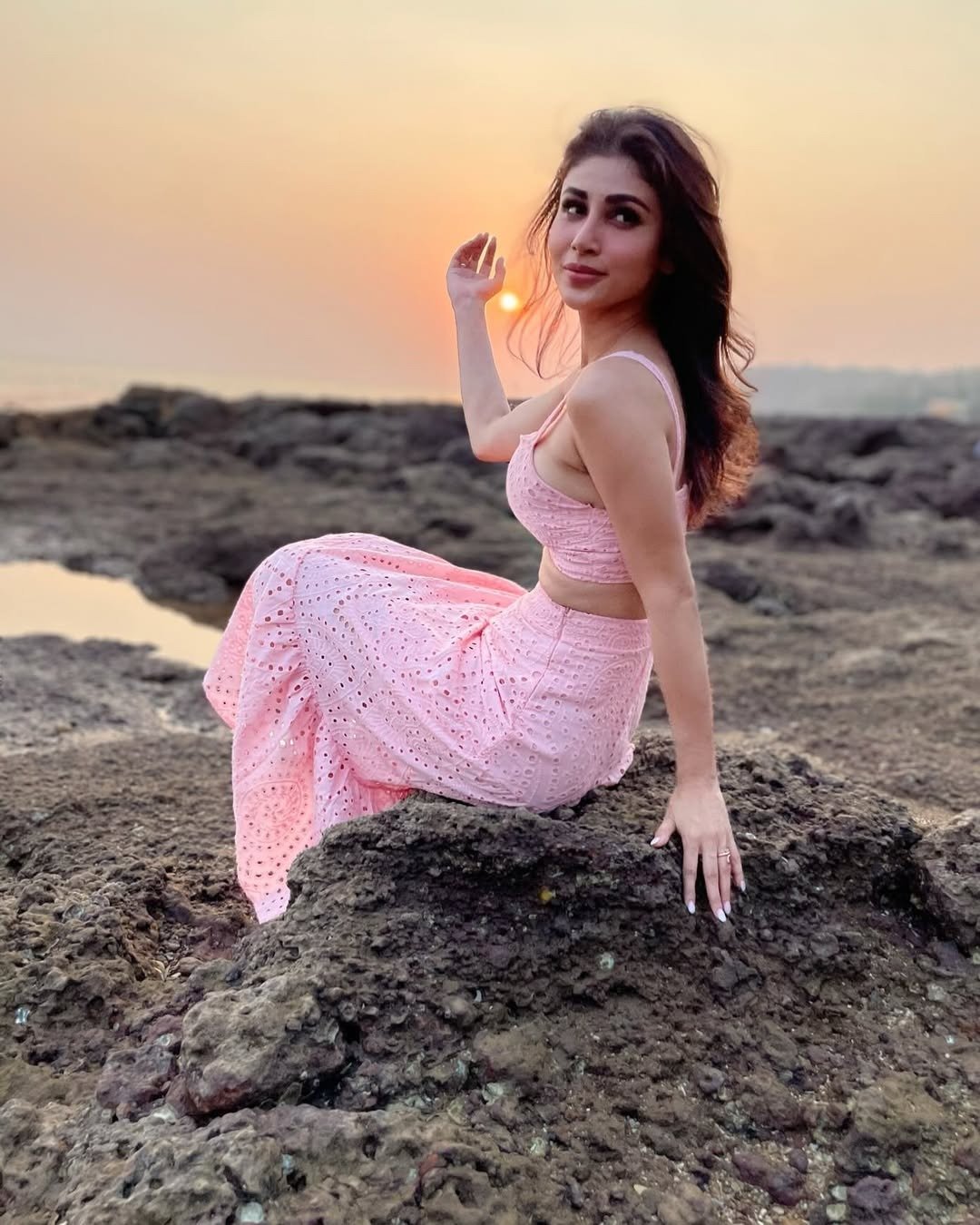 મૌની રોયનો આ ગુલાબી સમર લૂક ટ્રાવેલિંગ માટે બેસ્ટ, તમને આરામની સાથે સ્ટાઇલિશ લુક પણ મળશે https://www.pravinews.com/lifestyle/fashion-news/mouni-roy-seen-in-pastel-pink-schiffli-skirt-set-her-look-goes-viral-122560