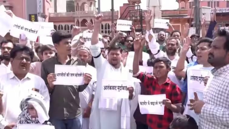 પહેલગામ આતંકવાદી હુમલાને લઈને દેશભરમાં રોષ, જયપુરમાં શુક્રવારની નમાજ બાદ પ્રદર્શન https://www.pravinews.com/world-news-in-gujarati/pahalgam-terror-attack-protest-against-pahalgam-attack-in-jaipur-rajasthan-122644