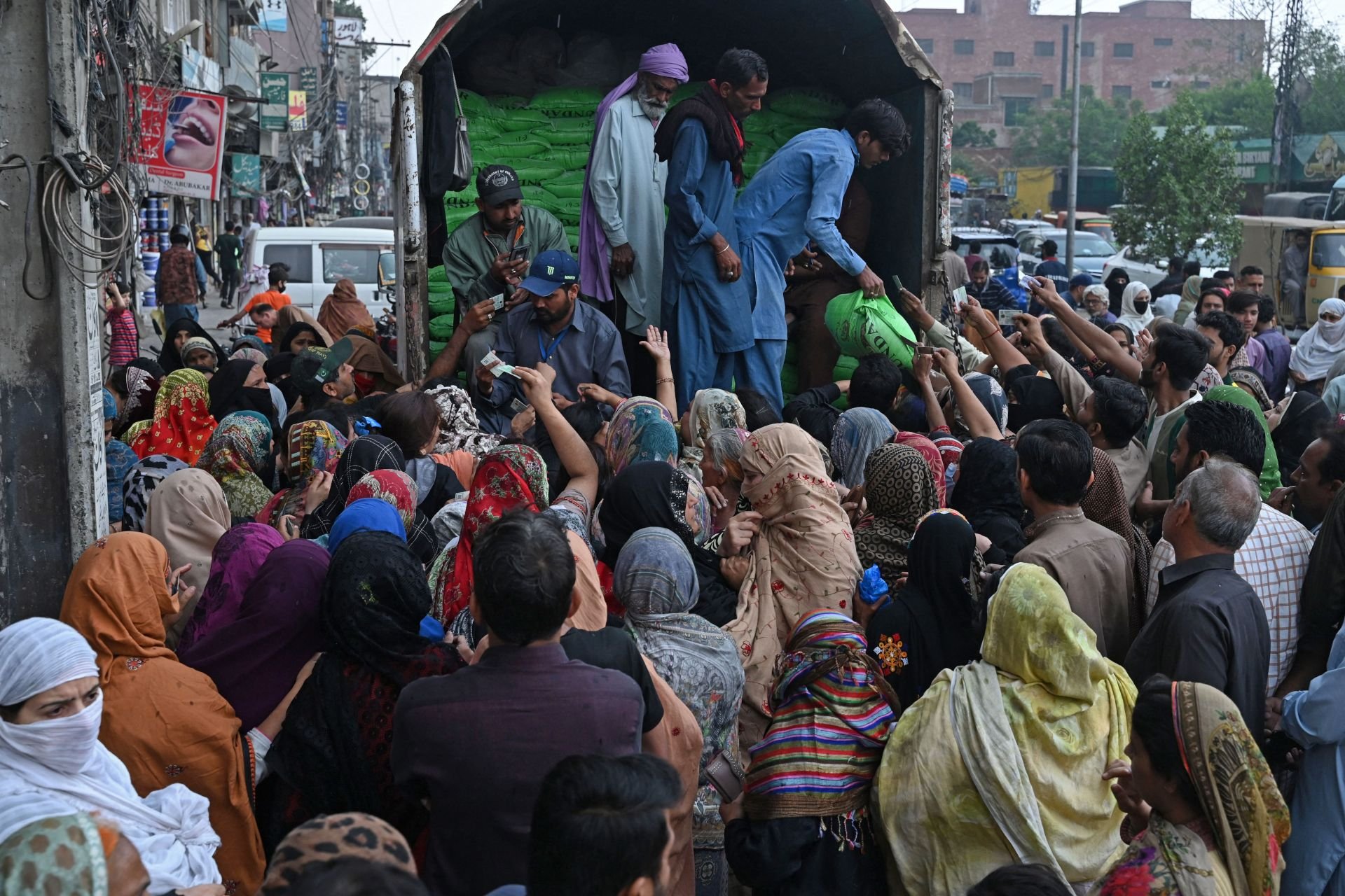 પહેલગામ હુમલા પછી પાકિસ્તાન વધુ 'ગરીબ', વસ્તુઓ મોંઘી થઈ રહી છે અને ભૂખમરાનું સંકટ https://www.pravinews.com/international-news/pakistan-economic-crisis-deepens-rising-inflation-imf-loan-request-trade-disruptions-123242