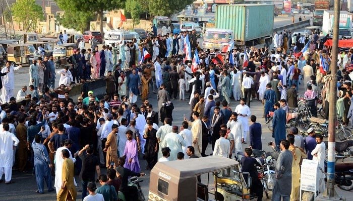 ભારતની કાર્યવાહીથી ડરી ગયું પાકિસ્તાન, શાહબાઝ સરકારે આજે બોલાવી CCIની બેઠક, સિંધુ જળ કરાર પર થશે ચર્ચા https://www.pravinews.com/international-news/pakistan-pm-summons-cci-meeting-today-at-sindh-request-as-protests-persist-over-canal-controversy-123014