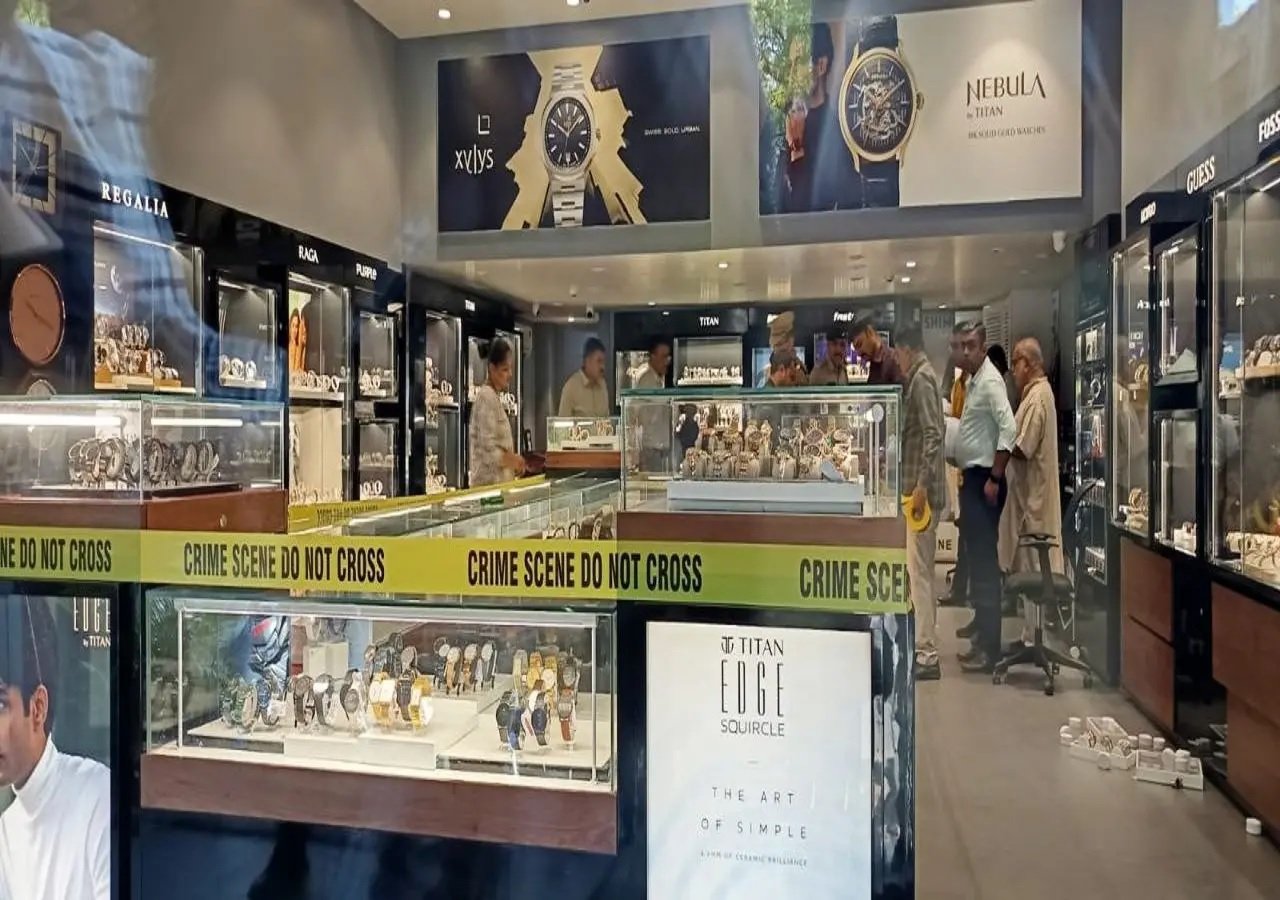 રાજકોટમાં ઘડિયાળના શોરૂમમાંથી 70 લાખની ચોરી, CCTV ફૂટેજ તપાસાયા https://www.pravinews.com/gujarat-news/rajkot-news/rajkot-70-lakhs-stolen-from-watch-showroom-cctv-footage-examined-121765