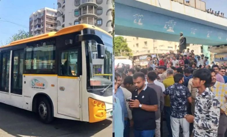 રાજકોટમાં પાછળથી આવતી સિટી બસે અનેક લોકોને કચડી નાખ્યા, 4 ના મોત 2 રાજકોટમાં પાછળથી આવતી સિટી બસે અનેક લોકોને કચડી નાખ્યા, 4 ના મોત https://www.pravinews.com/gujarat-news/rajkot-city-bus-crashed-4-people-see-horrific-accident-121548