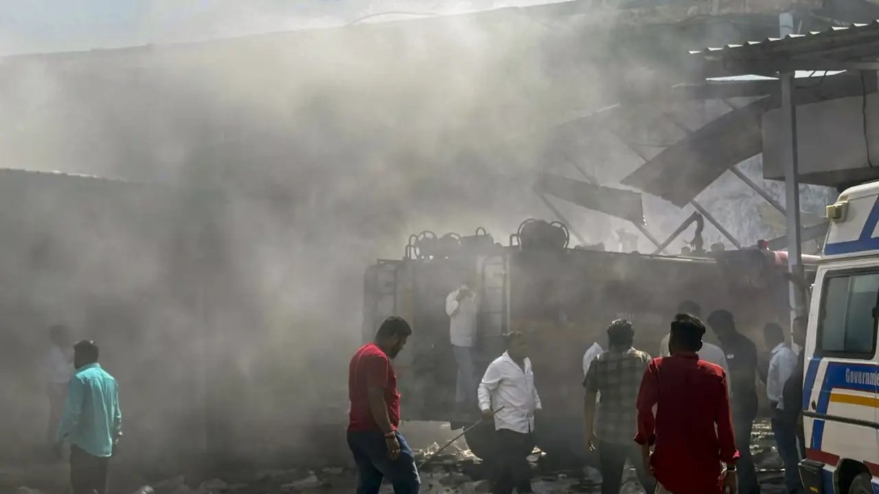 અમદાવાદમાં AC સિલિન્ડર ફાટવાથી ભીષણ આગ, એક મહિલા અને એક બાળકનું મોત 2 અમદાવાદમાં AC સિલિન્ડર ફાટવાથી ભીષણ આગ, એક મહિલા અને એક બાળકનું મોત https://www.pravinews.com/gujarat-news/woman-2-year-old-boy-killed-in-fire-in-gujarat-s-ahmedabad-police-120137