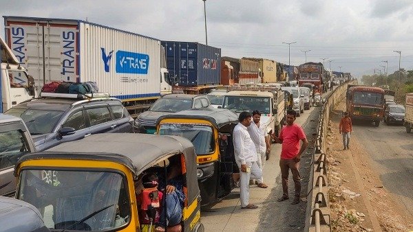 અમદાવાદમાં આગામી 3 મહિના સુધી આ રસ્તો બંધ રહેશે, જુઓ વૈકલ્પિક માર્ગ 3 અમદાવાદમાં આગામી 3 મહિના સુધી આ રસ્તો બંધ રહેશે, જુઓ વૈકલ્પિક માર્ગ https://www.pravinews.com/gujarat-news/ahmedabad-outside-kalupur-station-road-will-remain-closed-for-the-next-3-months-see-alternative-route-123600