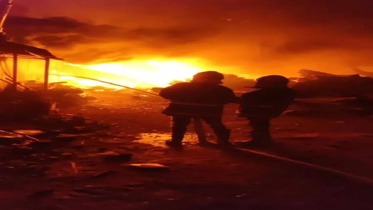 આણંદ: લાકડાના કારખાનામાં ભીષણ આગ, પાંચ ફાયર એન્જિન દ્વારા 6 કલાકની મહેનત બાદ કાબુમાં લેવામાં આવી https://www.pravinews.com/gujarat-news/anand-huge-fire-in-a-wood-factory-brought-under-control-after-6-hours-by-five-fire-engines-125860