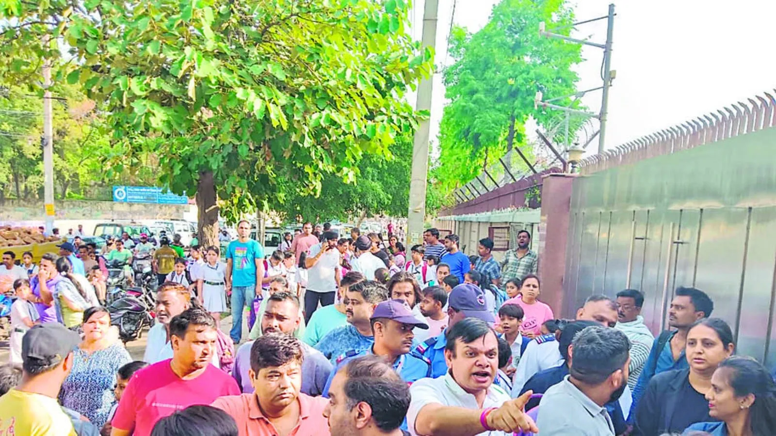 દિલ્હીના 32 વિદ્યાર્થીઓને શાળામાંથી કેમ કાઢી મૂકવામાં આવ્યા, DPS વિવાદ હાઈકોર્ટ પહોંચ્યો, જાણો શું છે મામલો? 2 દિલ્હીના 32 વિદ્યાર્થીઓને શાળામાંથી કેમ કાઢી મૂકવામાં આવ્યા, DPS વિવાદ હાઈકોર્ટ પહોંચ્યો, જાણો શું છે મામલો? https://www.pravinews.com/world-news-in-gujarati/delhi-public-school-expelled-32-students-due-to-fee-dispute-parents-challenged-decision-in-delhi-high-court-124743