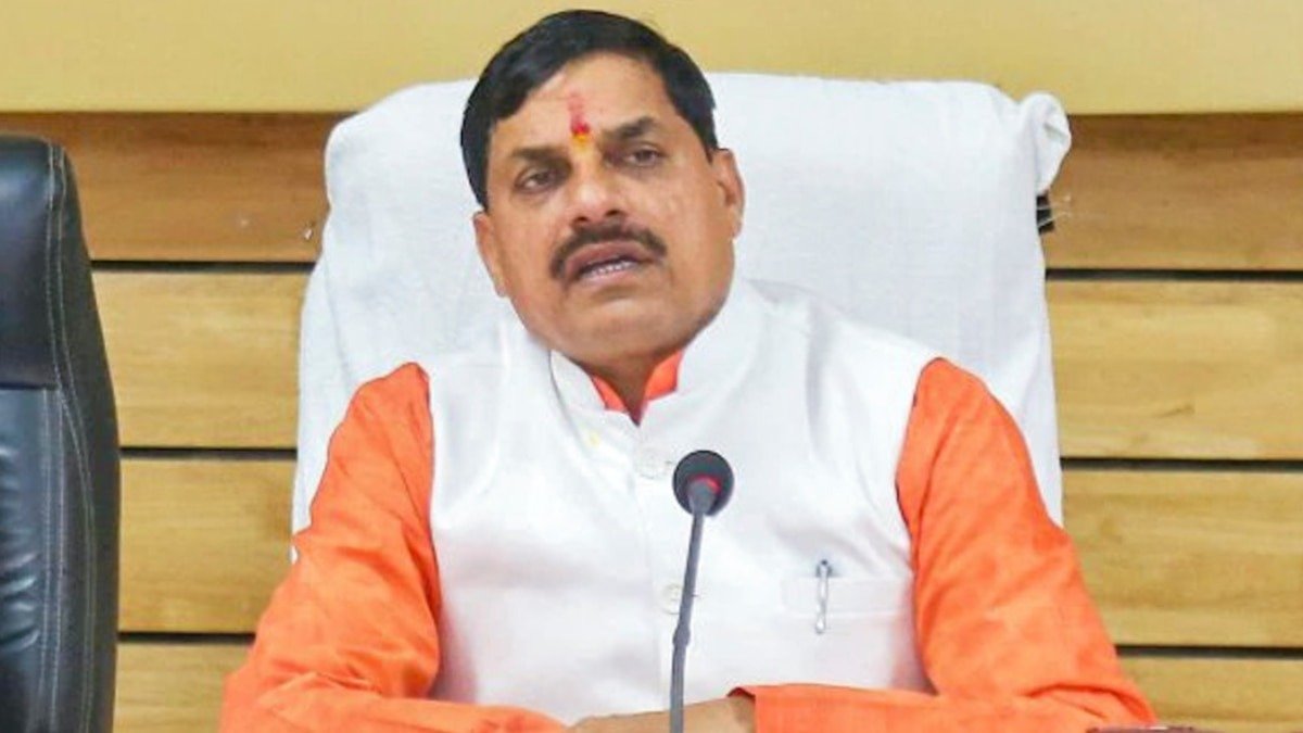 બસ પલટી જતાં લગ્નની ખુશીનો માહોલ ફેરવાયો માતમમાં, 4ના મોત ; CMએ આર્થિક મદદની જાહેરાત કરી https://www.pravinews.com/world-news-in-gujarati/four-killed-and-13-injured-after-vehicle-overturns-in-vidisha-cm-mohan-yadav-announces-financial-help-123384