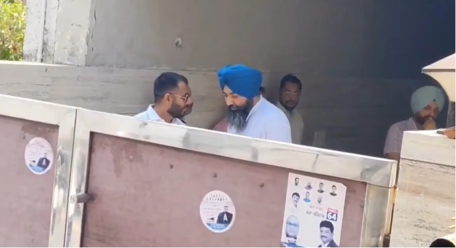 પંજાબમાં AAP ધારાસભ્ય રમણ અરોરાની ધરપકડ, CM માન બોલ્યા- ભલે આપણો હોય કે અન્યનો, ભ્રષ્ટાચાર સહન નહીં થાય https://www.pravinews.com/world-news-in-gujarati/jalandhar-city-ruling-aap-mla-raman-arora-arrested-punjab-vigilance-bureau-raids-mla-house-corruption-related-matter-125613