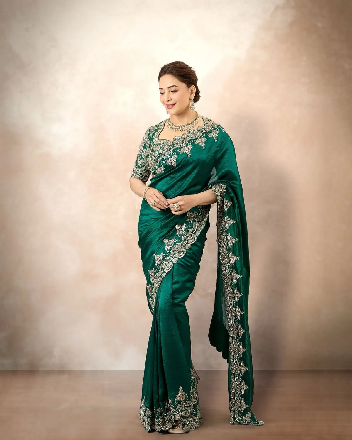 જો તમે પણ માધુરી દીક્ષિતની જેમ યુવાન દેખાવા ઈચ્છો છો, તો તેના આ લુક્સને ફરીથી બનાવો https://www.pravinews.com/lifestyle/fashion-news/madhuri-dixit-inspired-saree-look-for-women-125400