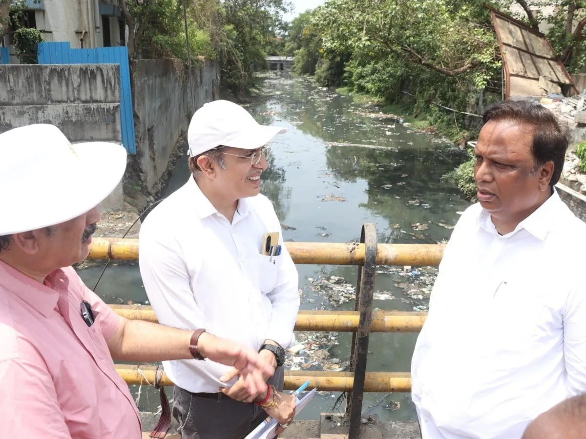 મુંબઈમાં પાણી ભરાવાના મુદ્દે રાજકારણ ગરમાયું, મંત્રી આશિષ શેલારે કરી મોટી માંગ, ઉદ્ધવ ઠાકરેની મુશ્કેલીઓ વધશે! https://www.pravinews.com/politics/mumbai-monsoon-waterlogging-minister-ashish-shelar-demand-white-paper-from-uddhav-thackeray-over-infrastructure-projects-delay-125905