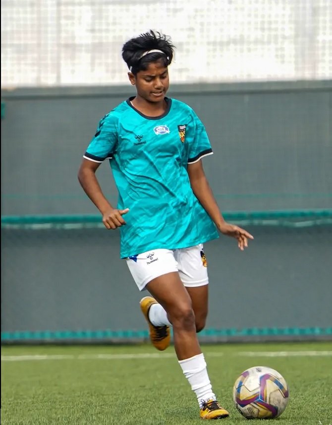 કાશીની દીકરી ફૂટબોલ લીગમાં દેખાડશે પોતાની કળા, આ રીતે કર્યું ચાકુમા ધાર કાઢનાર દીકરીએ પોતાનું સપનું પૂરું https://www.pravinews.com/sports/play-in-football-league-father-sharpens-knife-fulfilled-dream-of-daughter-123488