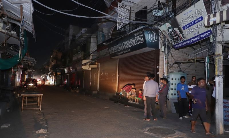 જલંધર કેન્ટ વિસ્તારમાં 1 કલાક સુધી અંધારપટ, સાયરન વગાડીને એલર્ટ, આવતીકાલે પણ રિહર્સલ થશે https://www.pravinews.com/world-news-in-gujarati/punjab-jalandhar-cant-blackout-alerted-sounding-siren-124034