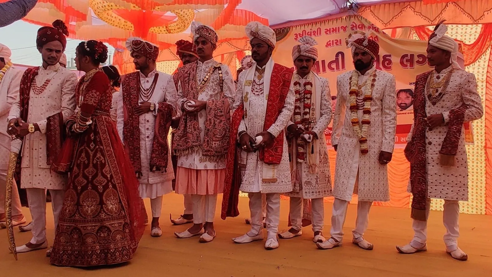 રાજકોટ: 28 યુગલોના સમૂહ લગ્ન પહેલા ફરાર મુખ્ય આયોજકની ધરપકડ 3 રાજકોટ: 28 યુગલોના સમૂહ લગ્ન પહેલા ફરાર મુખ્ય આયોજકની ધરપકડ https://www.pravinews.com/gujarat-news/rajkot-main-organiser-who-absconded-before-mass-marriage-of-28-couples-arrested-125778