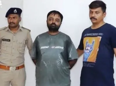 રાજકોટ: 28 યુગલોના સમૂહ લગ્ન પહેલા ફરાર મુખ્ય આયોજકની ધરપકડ 2 રાજકોટ: 28 યુગલોના સમૂહ લગ્ન પહેલા ફરાર મુખ્ય આયોજકની ધરપકડ https://www.pravinews.com/gujarat-news/rajkot-main-organiser-who-absconded-before-mass-marriage-of-28-couples-arrested-125778