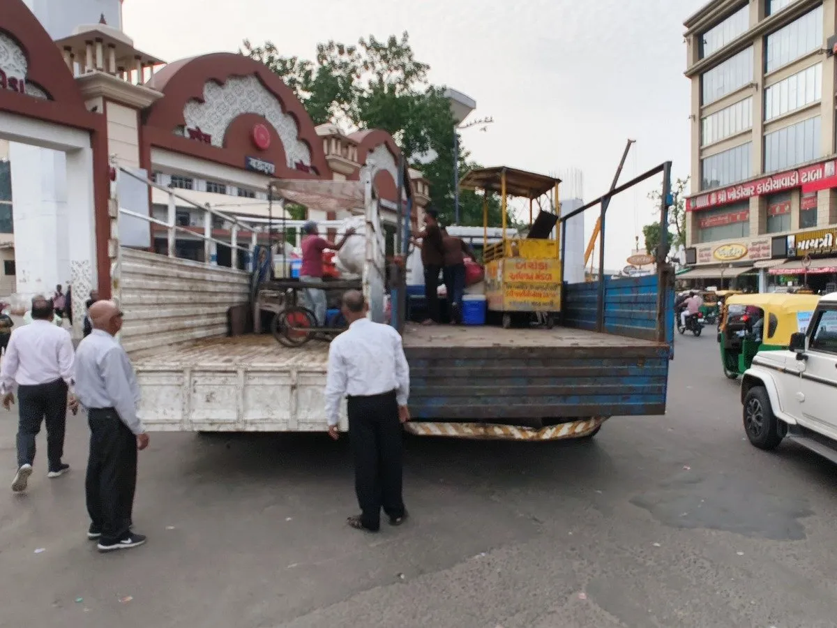 વડોદરા: રેલ્વે સ્ટેશનના પ્રવેશ અને બહાર નીકળવાના દરવાજા પરથી દબાણ દૂર કરાયું https://www.pravinews.com/gujarat-news/vadodara-encroachment-removed-from-entry-and-exit-gates-of-railway-station-125875