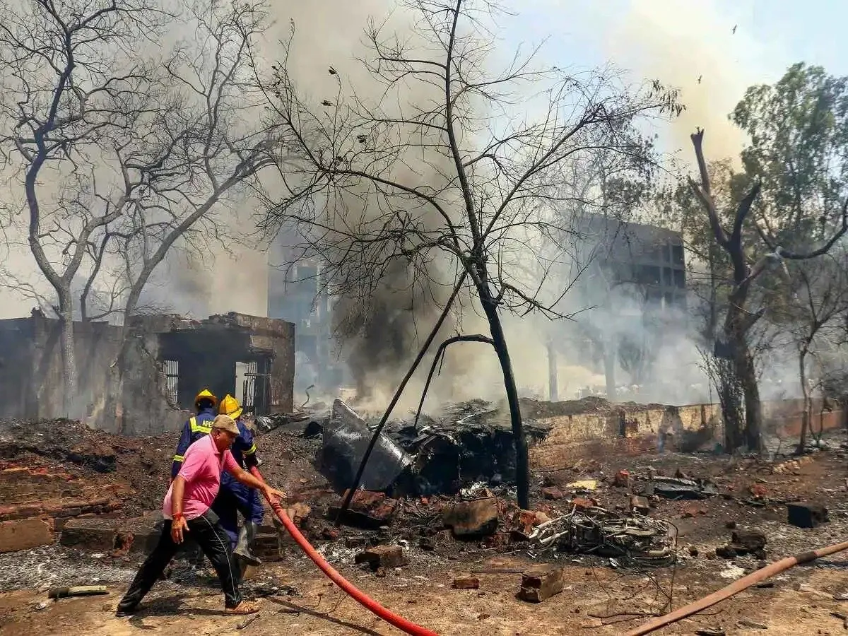 અમદાવાદમાં મોટી દુર્ઘટના, 242 મુસાફરોને લઈને જતું એર ઈન્ડિયાનું પ્લેન ક્રેશ https://www.pravinews.com/gujarat-news/gujarat-ahmedabad-plane-crash-residential-area-news-updates-127116