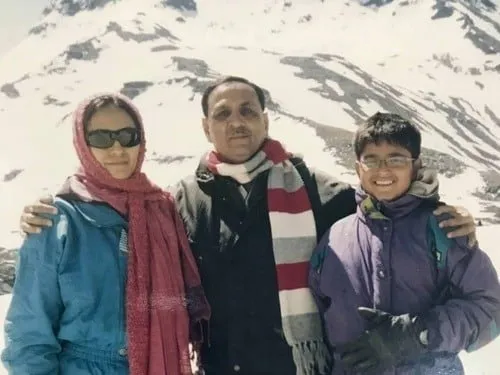 ગુજરાતે એક નેતા ગુમાવ્યા, રાજસ્થાનની વહુએ પિતા ગુમાવ્યા... હવે ફક્ત યાદોમાં જ છે વિજય રૂપાણી https://www.pravinews.com/world-news-in-gujarati/vijay-rupani-death-daughter-radhika-nawalgarh-gujarat-plane-crash-127184