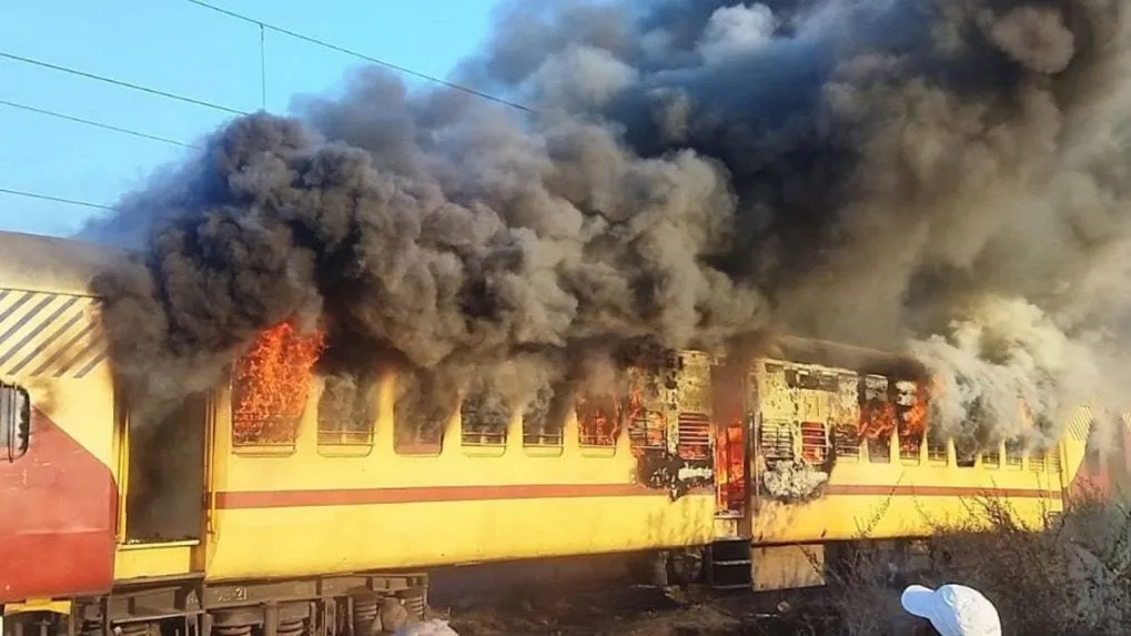 હિસાર એક્સપ્રેસ અને રાયલસીમા એક્સપ્રેસમાં આગ, બંને ટ્રેનના 2 કોચ બળીને ખાખ https://www.pravinews.com/world-news-in-gujarati/fire-breaks-out-in-hisar-express-and-rayalaseema-express-2-coaches-of-both-trains-gutted-127679