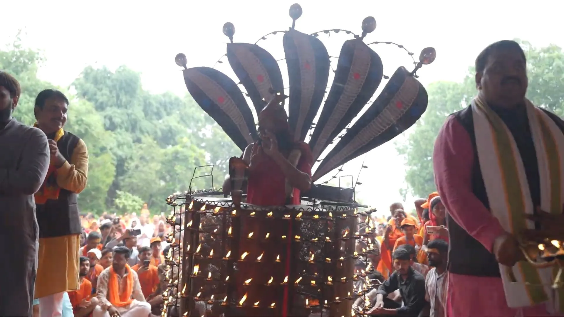 પવિત્ર શ્રાવણ માસના પ્રથમ સોમવારે નીકળી 4000 કાવડિયાઓની કાવડયાત્રા અને ૭૫૧ દીવડાની મહા આરતી યોજાઈ 2 પવિત્ર શ્રાવણ માસના પ્રથમ સોમવારે નીકળી 4000 કાવડિયાઓની કાવડયાત્રા અને ૭૫૧ દીવડાની મહા આરતી યોજાઈ https://www.pravinews.com/gujarat-news/on-the-first-monday-of-the-holy-month-of-shravan-a-kavad-yatra-of-4000-kavadiyas-and-a-maha-aarti-of-751-lamps-were-held-128431