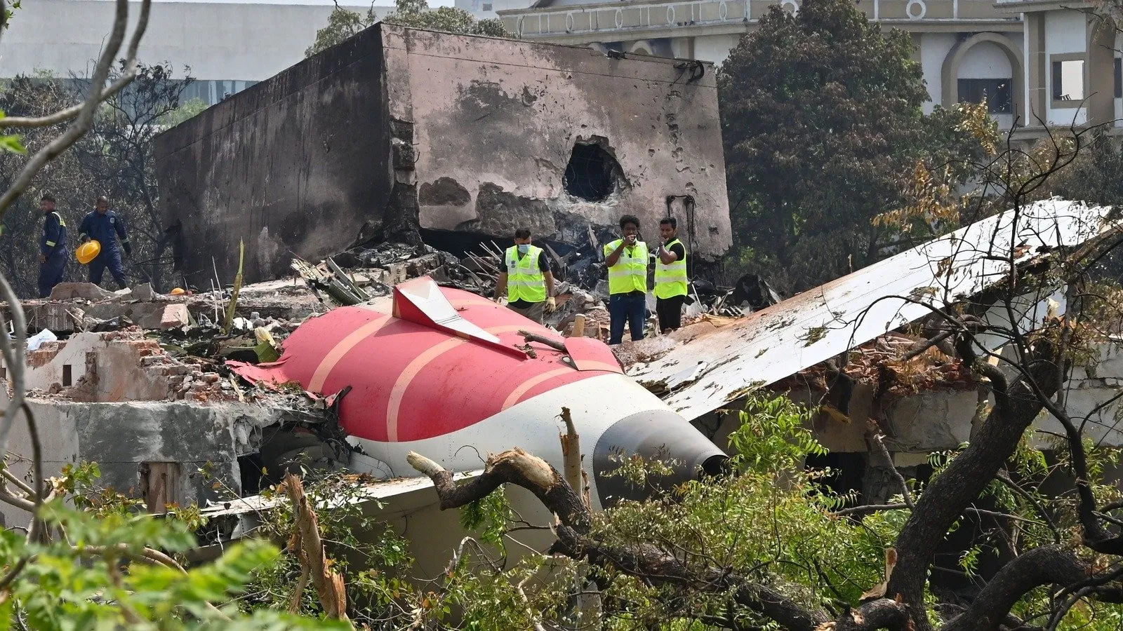 કોણ છે AAIB ટીમના એ 5 સભ્યો, જે કરી રહ્યા છે અમદાવાદ વિમાન દુર્ઘટના કેસની તપાસ https://www.pravinews.com/gujarat-news/who-are-the-5-members-of-the-aaib-team-investigating-the-ahmedabad-plane-crash-case-127669