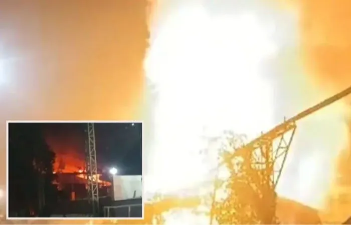 વાપીની પ્લાસ્ટિક ફેક્ટરીમાં ભીષણ આગ, બચાવ કામગીરી ચાલુ 2 વાપીની પ્લાસ્ટિક ફેક્ટરીમાં ભીષણ આગ, બચાવ કામગીરી ચાલુ https://www.pravinews.com/gujarat-news/massive-fire-breaks-out-in-vapis-plastic-factory-rescue-operations-underway-128180