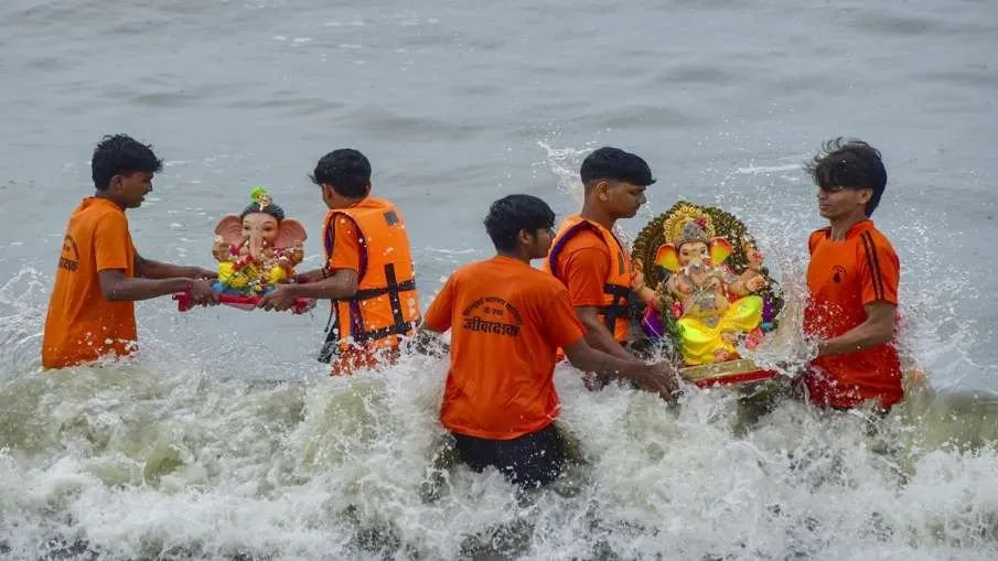 દોઢ દિવસના ગણેશ ઉત્સવ દરમિયાન મુંબઈમાં લગભગ 30,000 ગણેશ મૂર્તિઓનું વિસર્જન કરવામાં આવ્યું https://www.pravinews.com/world-news-in-gujarati/around-30000-ganesh-idols-were-immersed-in-mumbai-during-the-one-and-a-half-day-ganesh-festival-129511