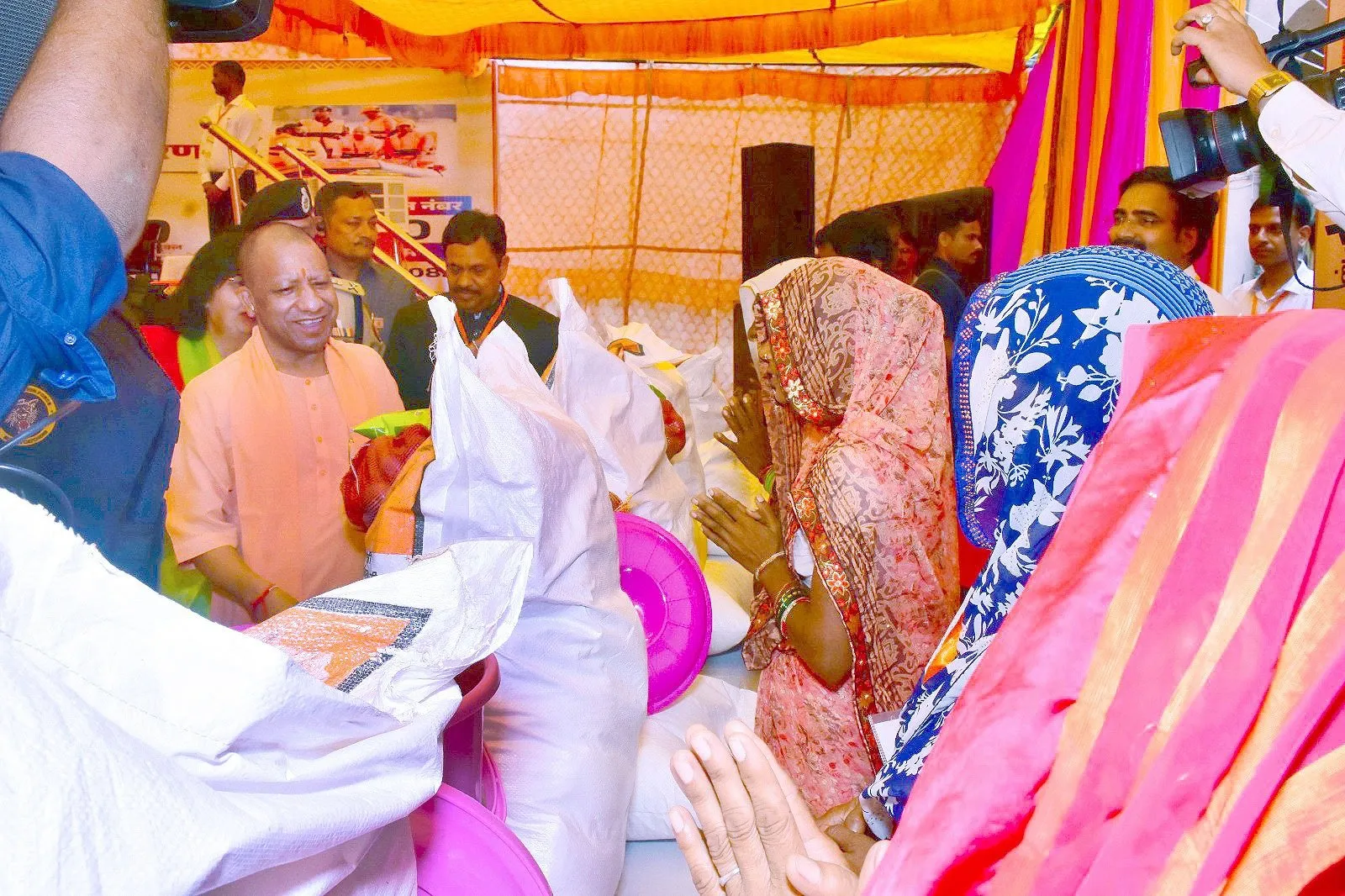 યુપીના 21 જિલ્લામાં પૂરે તબાહી મચાવી, સીએમ યોગીએ હવાઈ સર્વે કર્યો; બચાવ કાર્ય ચાલુ 2 યુપીના 21 જિલ્લામાં પૂરે તબાહી મચાવી, સીએમ યોગીએ હવાઈ સર્વે કર્યો; બચાવ કાર્ય ચાલુ https://www.pravinews.com/world-news-in-gujarati/floods-wreak-havoc-in-21-districts-of-up-cm-yogi-conducts-aerial-survey-rescue-work-underway-128874