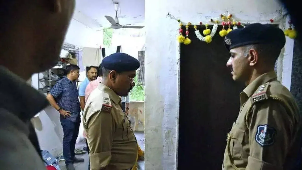 સુરતમાં શિક્ષકે પોતાના બે બાળકોની હત્યા કરી પછી પોતે જ લટકી ગયો, વિસ્તારમાં સનસનાટી 2 સુરતમાં શિક્ષકે પોતાના બે બાળકોની હત્યા કરી પછી પોતે જ લટકી ગયો, વિસ્તારમાં સનસનાટી https://www.pravinews.com/gujarat-news/teacher-killed-his-two-children-and-then-hanged-himself-in-surat-128706