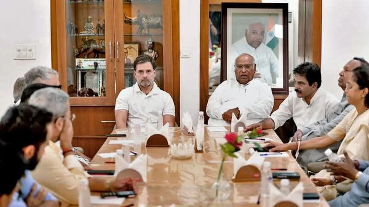 ઉપરાષ્ટ્રપતિ ચૂંટણી: વિપક્ષના ઉમેદવાર કોણ હશે? ત્રણ નામ ચર્ચામાં છે, આજે બેઠકમાં લાગી શકે છે મોહર 2 ઉપરાષ્ટ્રપતિ ચૂંટણી: વિપક્ષના ઉમેદવાર કોણ હશે? ત્રણ નામ ચર્ચામાં છે, આજે બેઠકમાં લાગી શકે છે મોહર https://www.pravinews.com/world-news-in-gujarati/vice-president-election-3-names-who-will-be-opposition-candidate-meeting-today-129121