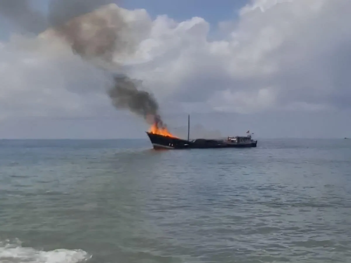 પોરબંદરમાં મોટો અકસ્માત; સોમાલિયા જતી બોટમાં આગ લાગી; ભયનો માહોલ https://www.pravinews.com/gujarat-news/ship-anchored-at-porbandar-subhashnagar-jetty-caught-fire-130248