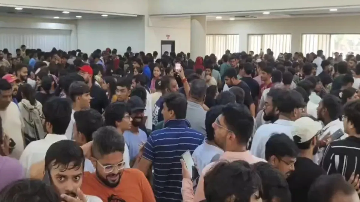 ગરબા પાસ દરમિયાન ગેરવહીવટ અને ધક્કામુક્કી, એક મહિલા સહિત 3 લોકો ઘાયલ, પોલીસે લીધો હાથમાં મોરચો https://www.pravinews.com/gujarat-news/vadodara-mismanagement-pushing-during-garba-passes-3-people-including-a-woman-injured-130252