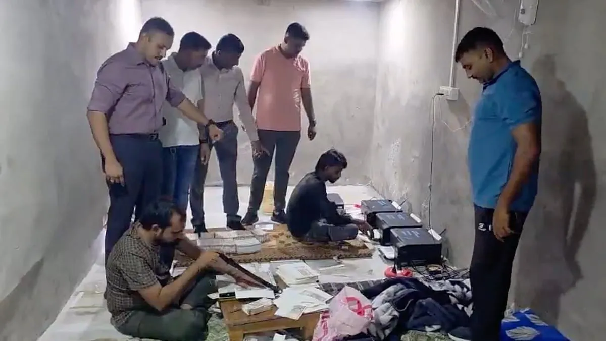 ગુજરાતના બનાસકાંઠામાં નકલી ચલણ બનાવતી ફેક્ટરીનો પર્દાફાશ; ૪૦ લાખ રૂપિયાની નકલી ચલણ જપ્ત https://www.pravinews.com/gujarat-news/fake-currency-factory-busted-in-banaskantha-gujarat-fake-currency-worth-rs-40-lakh-seized-129763
