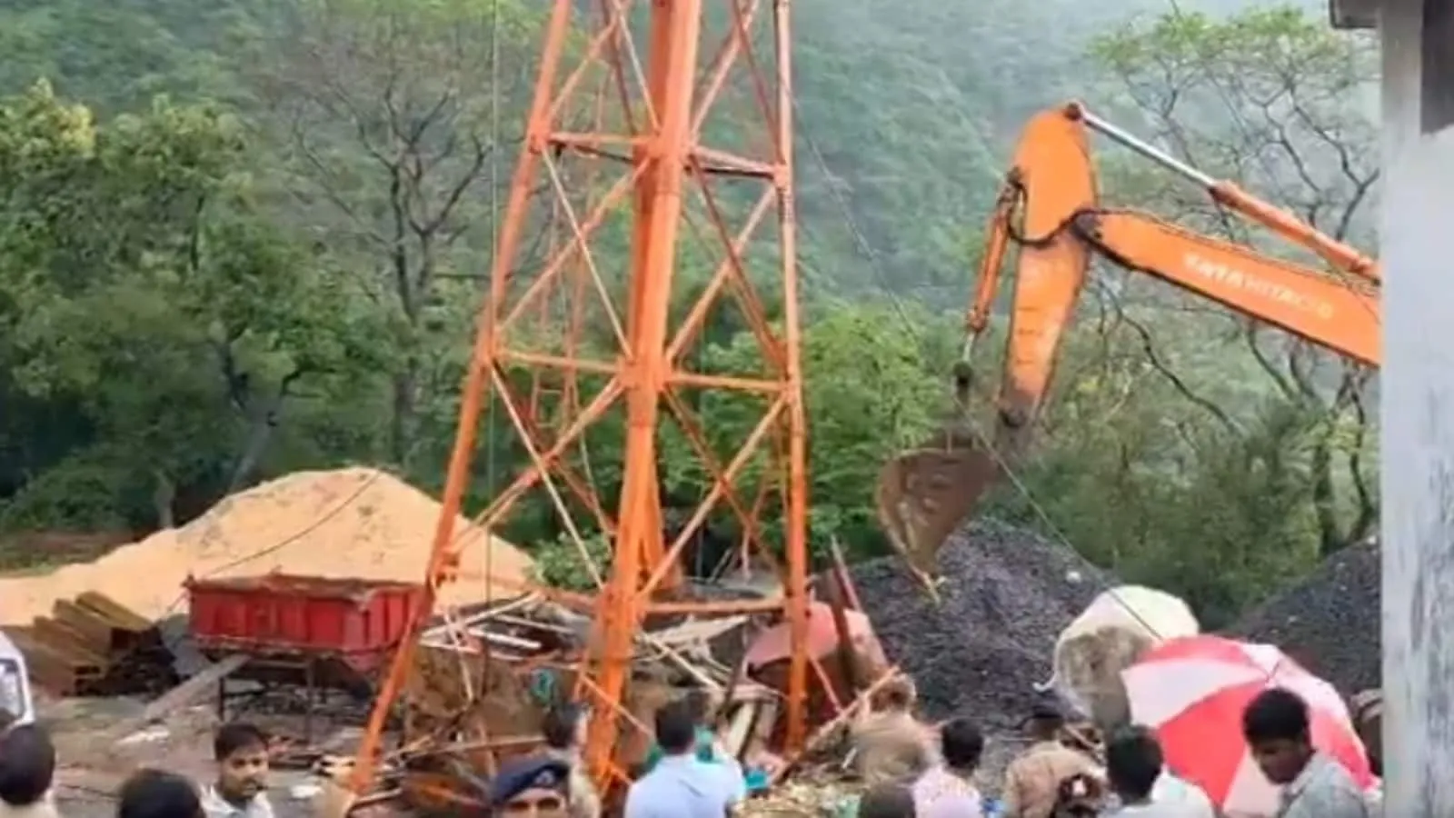 ગુજરાતના પંચમહાલમાં મોટો અકસ્માત, કાર્ગો રોપવે તૂટી પડતાં 6 લોકોના મોત; બચાવ કામગીરી ચાલુ https://www.pravinews.com/gujarat-news/major-accident-in-panchmahal-gujarat-6-people-died-as-cargo-ropeway-collapsed-rescue-operations-underway-129845