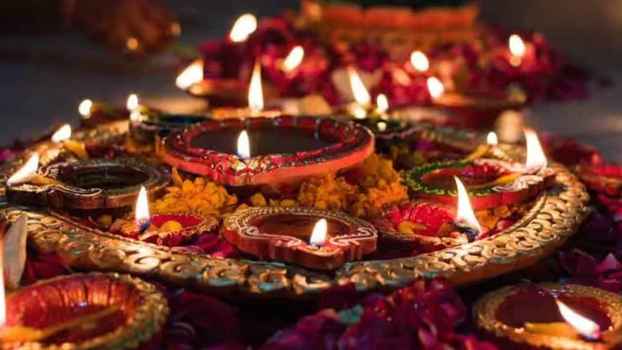Diwali 2025: કેલિફોર્નિયામાં ભારતીયોને મળી દિવાળી પહેલા મોટી ભેટ, જાહેર કરાયો સ્ટેટ હોલીડે https://www.pravinews.com/world-news-in-gujarati/indians-in-california-get-a-big-gift-before-diwali-state-holiday-declared-130366